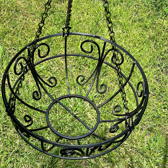 Vintage black heavy metal hanging basket outdoors - Picture 3 of 9